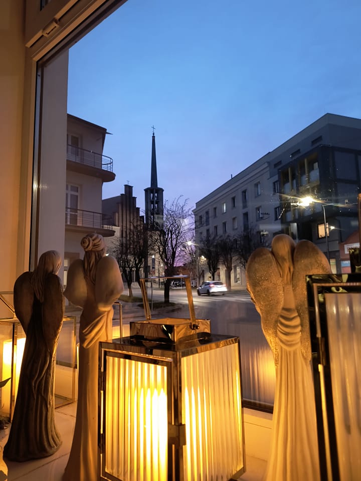 Stypa – intymne spotkanie rodzinne i przyjaciół po ceremonii pogrzebowej. Na zdjęciu widoczny jest zastawiony stół z tradycyjnymi potrawami, kwiatami oraz zdjęciami zmarłego, tworzący atmosferę wspomnień i wsparcia dla bliskich.