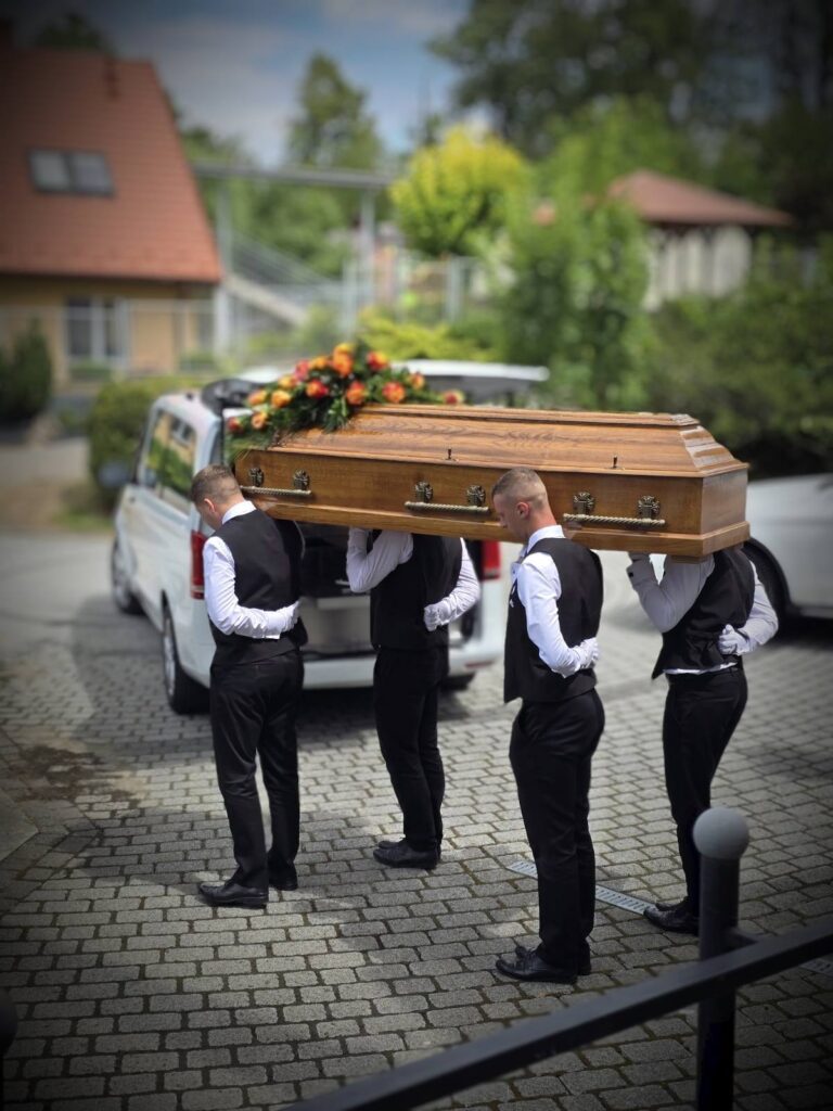 Pogrzeb tradycyjny – uroczystość pożegnania bliskiej osoby z pełnym ceremoniałem katolickim, organizowana przez Zakład Pogrzebowy Feniks Jasło.