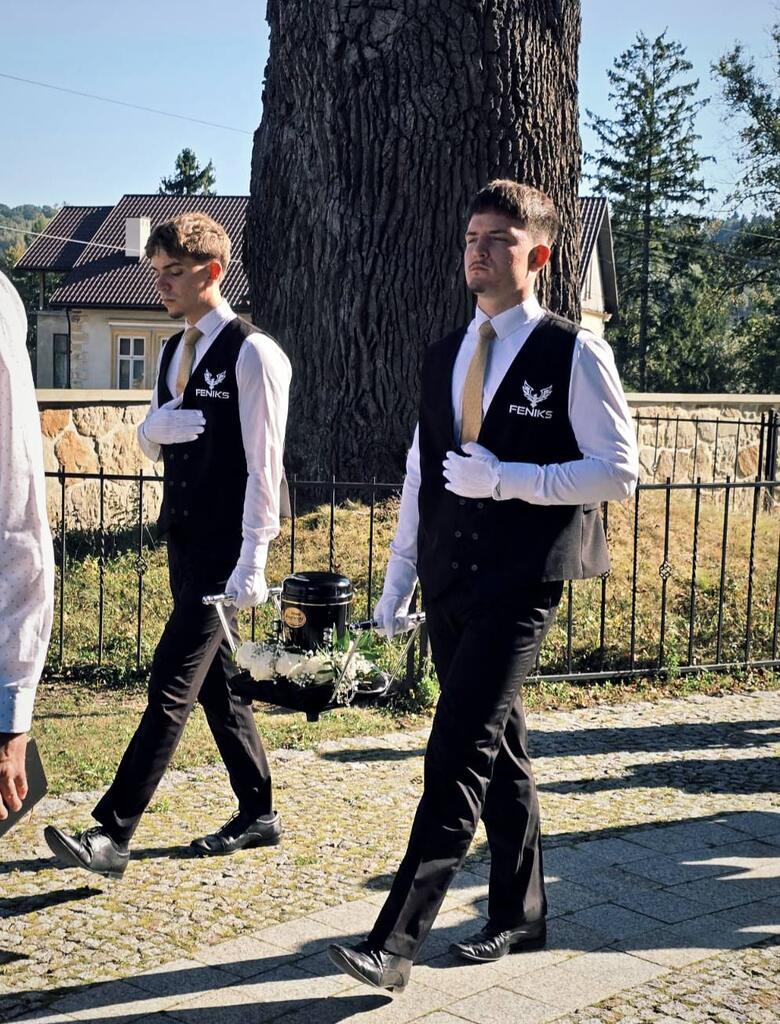 Zespół Feniks podczas organizacji kremacji w Jaśle